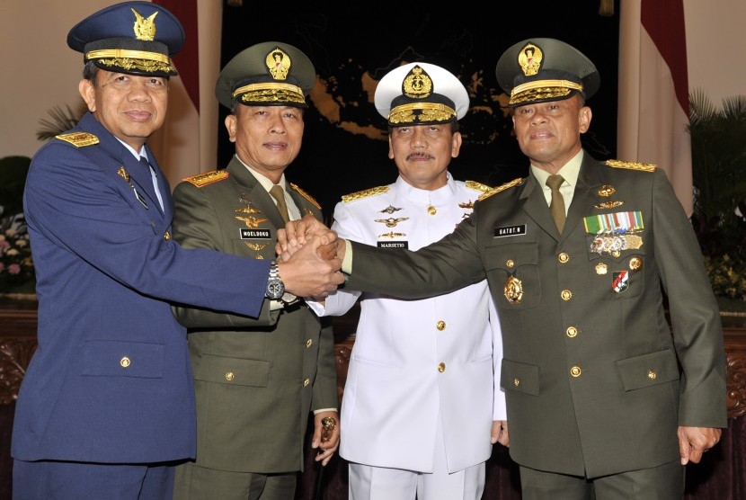 Panglima TNI Jenderal TNI Moeldoko (kedua kiri) berjabat tangan bersama KSAD Letjen TNI Gatot Nurmantyo (kanan), KSAL Laksamana TNI Marsetio (kedua kanan) dan KSAL Marsekal TNI Ida Bagus Putu Dunia (kiri) 