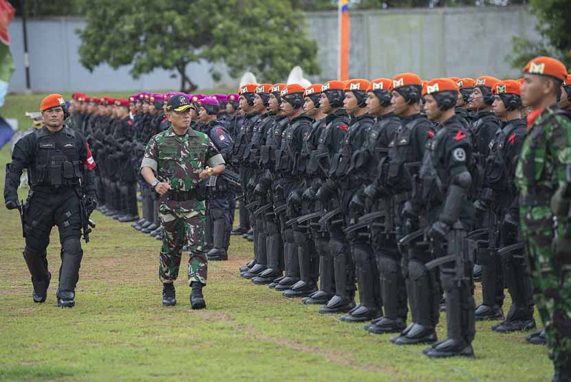 Panglima TNI Jenderal TNI Moeldoko (kedua kiri) memeriksa pasukan (Satgultor) ketika upacara pembukaan Latihan Gabungan Satgultor TNI Tri Matra IX 2014 di Lapangan Batalyon 461 Paskhas, Pangkalan Udara TNI AU Halim Perdanakusuma, Jakarta, Senin (1/12). 