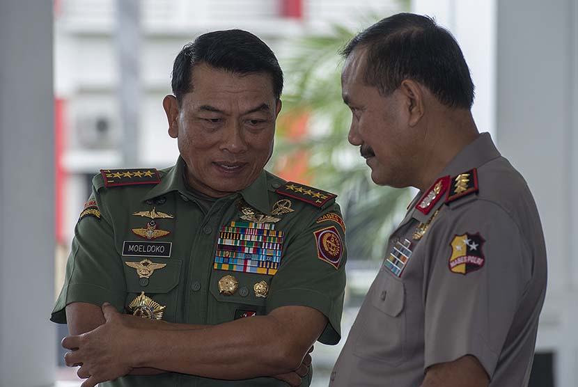 Panglima TNI Jenderal TNI Moeldoko (kiri) berbincang dengan Wakil Kapolri Komjen Pol. Badrodin .