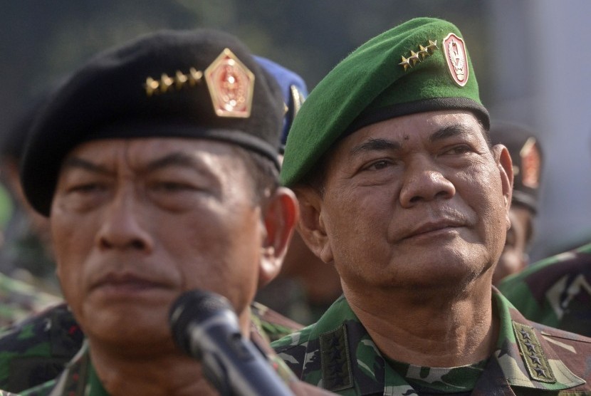 Panglima TNI Jenderal TNI Moeldoko (kiri) bersama Kepala Staf Angkatan Darat (KSAD) Jenderal TNI Budiman 