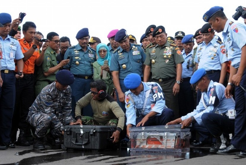 Panglima TNI Jenderal TNI Moeldoko melihat FDR milik pesawat Air Asia QZ 8501 yang berhasil diangkat