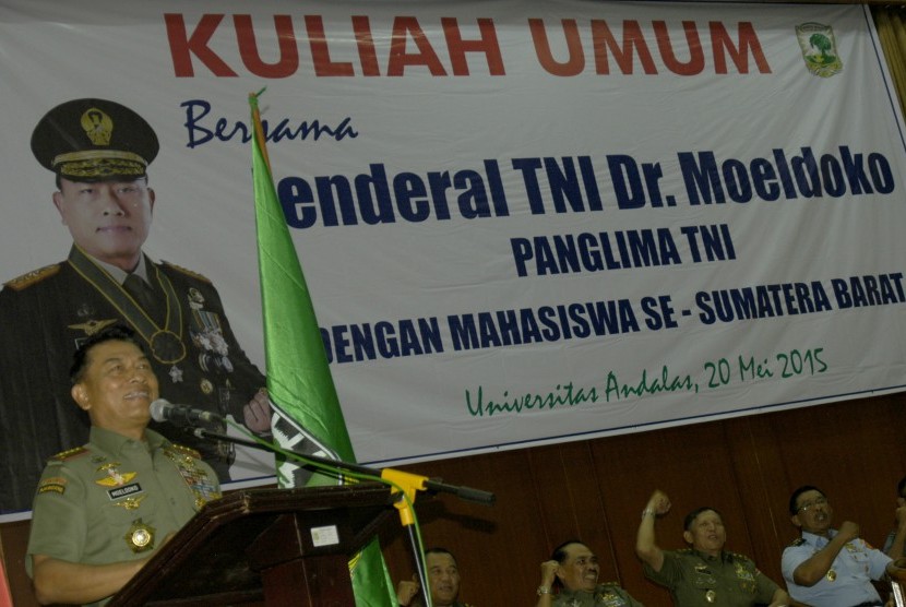 Panglima TNI Jenderal TNI Moeldoko memberikan kuliah umum dihadapan mahasiswa di Kampus Universitas Unand Padang, Sumatera Barat, Rabu (20/5). 