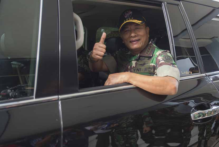 Panglima TNI Jenderal TNI Moeldoko mengacungkan ibu jarinya usai meresmikan upacara pembukaan Latihan Gabungan Satgultor TNI Tri Matra IX Tahun 2014 di Lapangan Batalyon 461 Paskhas, Pangkalan Udara TNI AU Halim Perdanakusuma, Jakarta, Senin (1/12). 