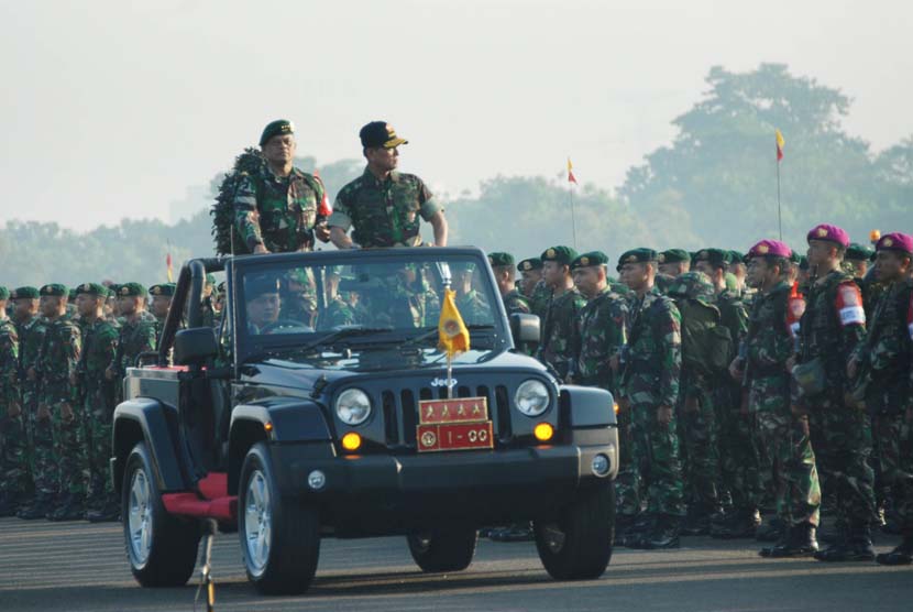 Panglima TNI Jenderal TNI Moeldoko memeriksa barisan pada Upacara Pembukaan Latihan Gabungan (Latgab) TNI Tahun 2014 di Skuadron 17 Landasan Udara Halim Perdanakusuma, Jakarta Timur, Senin (19/5).