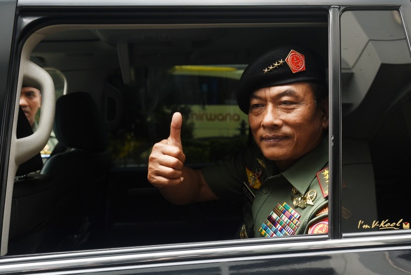 Panglima TNI Jenderal TNI Moeldoko menyapa wartawan seusai memberikan pembekalan kepada Barisan Serbaguna (Banser) Gerakan Pemuda (GP) Ansor di Mabes TNI Cilangkap, Jakarta, Senin (23/2).