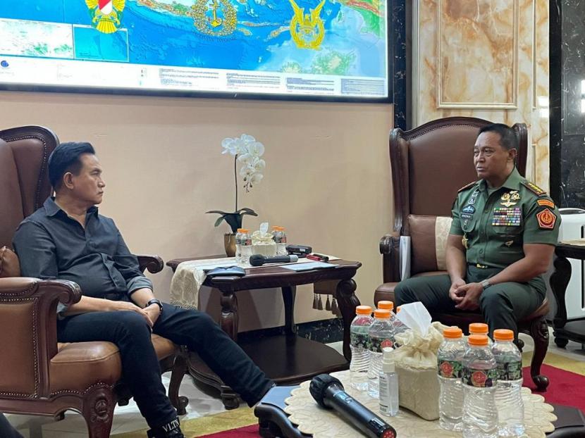 Panglima TNI Jendral Andika berbincang dengan Yusril Ihza Mahendra, di Mabes TNI , Jakarta, (17/9/2022).