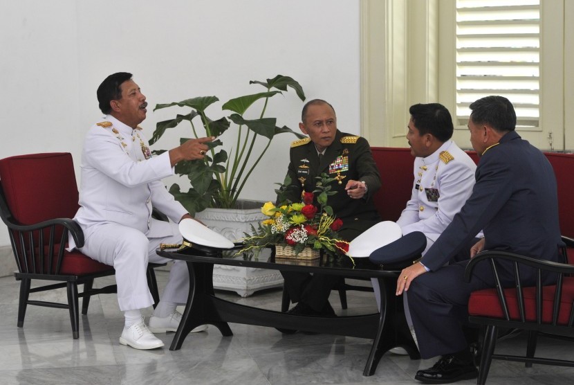 Panglima TNI Laksamana Agus Suhartono (kiri) berbincang dengan KSAD Jenderal TNI Pramono Edhie Wibowo (kedua kiri), KSAL Laksamana TNI Marsetio (kedua kanan) dan KSAU Marsekal TNI Ida Bagus Putu Dunia (kanan) di Istana Merdeka, Jakarta, Senin (25/3).