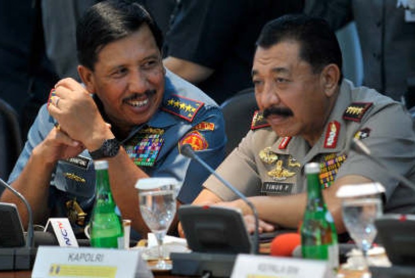 Panglima TNI, Laksamana Agus Suhartono (kiri) dan Kepala Polri, Jendral Timur Pradopo (kanan)