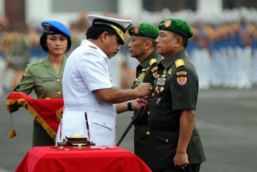 Panglima TNI Laksamana Agus Suhartono menyematkan lencana ke Letnan Jenderal (Letjen) TNI Moeldoko saat acara Sertijab Kepala Staf Angkatan Darat (Kasad) di Mabes TNI AD, Jakarta, Kamis (23/5).