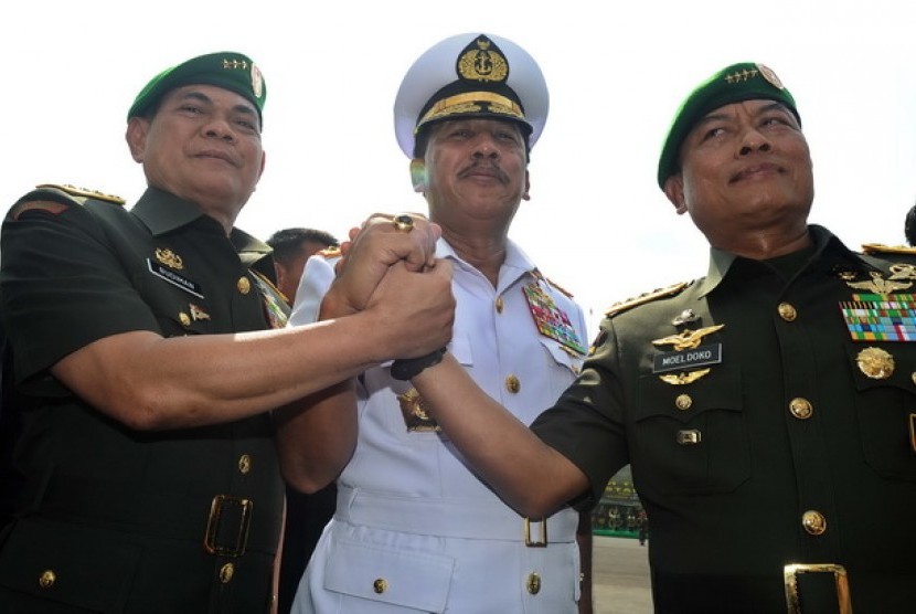 Panglima TNI Laksamana Agus Suhartono (tengah), Kepala Staf Angkatan Darat (KSAD) baru Letjen TNI Budiman (kiri) dan pejabat KSAD sebelumnya Jenderal TNI Moeldoko.