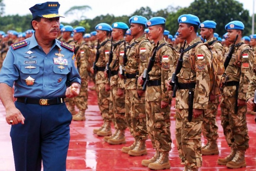 Panglima TNI, Laksamana TNI, Agus Suahartono, memeriksa pasukan perdamaian di Jakarta