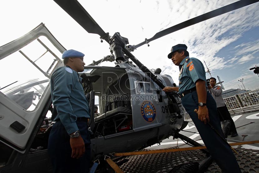  Panglima TNI Laksamana TNI Agus Suhartono (kanan) memeriksa kelengkapan helikopter jenis Bolcow BO-10 di Dermaga Kolinlamil, Tanjung Priok, Jakarta Utara, Senin (11/3).(Republika/Adhi Wicaksono)