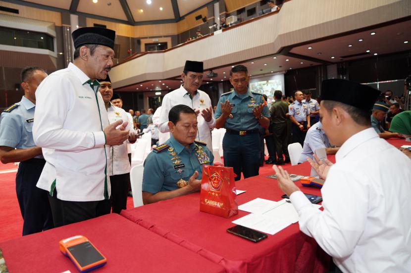 Panglima TNI Laksamana TNI Yudo Margono memimpin kegiatan penyerahan zakat di lingkungan TNI melalui Badan Amil Zakat Nasional (BAZNAS).