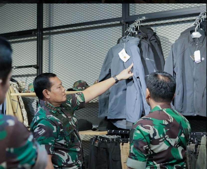 Panglima TNI Laksamana TNI Yudo Margono saat berkunjung ke showroom Cartenz Tactical yang terletak di Jalan LLRE Martadinata, Kota Bandung, belum lama ini.