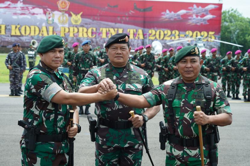 Panglima TNI Laksamana Yudo Margono bersama Pangdivif 1/Kostrad Mayjen Bobby Rinal Maknum dan Pangdivif/2 Kostrad Mayjen Syafrial.  