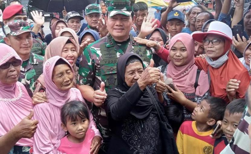 Panglima TNI Laksamana Yudo Margono bersama masyarakat.