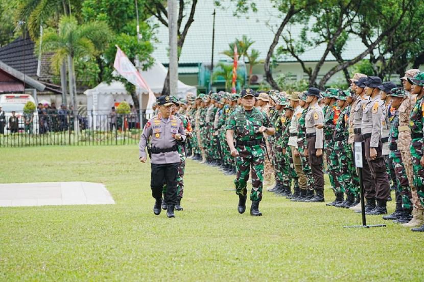 Panglima TNI Laksamana Yudo Margono dan Kapolri Jenderal Listyo Sigit Prabowo mengikuti acara pembukaan Latihan Integrasi Taruna Wreda (Latsitarda) Nusantara ke-43 tahun 2023 di Sumatera Barat, Jumat (19/5/2023)