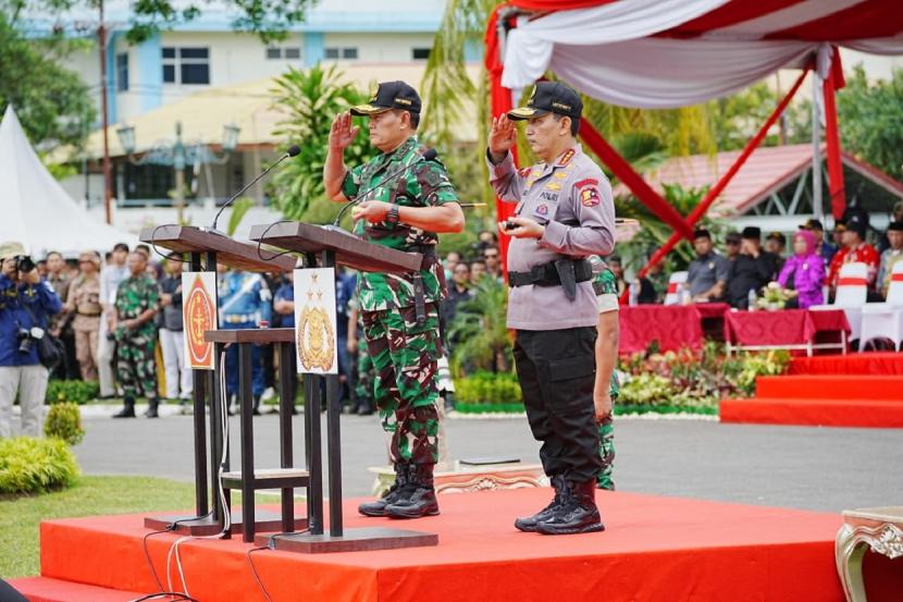 Panglima TNI Laksamana Yudo Margono dan Kapolri Jenderal Listyo Sigit Prabowo mengikuti acara pembukaan Latihan Integrasi Taruna Wreda (Latsitarda) Nusantara ke-43 tahun 2023 di Sumatera Barat, Jumat (19/5/2023).