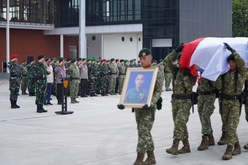 Panglima TNI Laksamana Yudo Margono memimpin penyambutan kedatangan jenazah empat prajurit yang gugur dalam serangan kelompok separatis Papua, di Bandara Halim Perdanakusuma, Jakarta, Kamis (20/4/2023). 