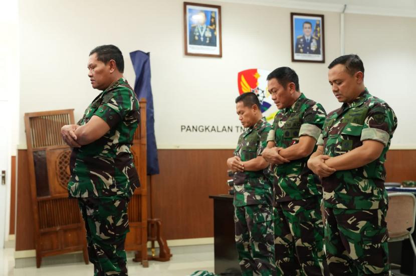 Panglima TNI Laksamana Yudo Margono memimpin sholat sebelum melakukan evaluasi operasi SAR pilot Susi Air di Timika, Kabupaten Mimika pada Senin (17/4/2023).