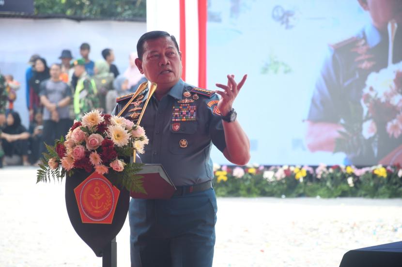 Panglima TNI Laksamana Yudo Margono usai meresmikan monumen pesawat Hawk 200 di kawasan Gerbang Tol Dumpil, Kecamatan Madiun, Kabupaten Madiun, Jawa Timur, Sabtu (11/11/2023).