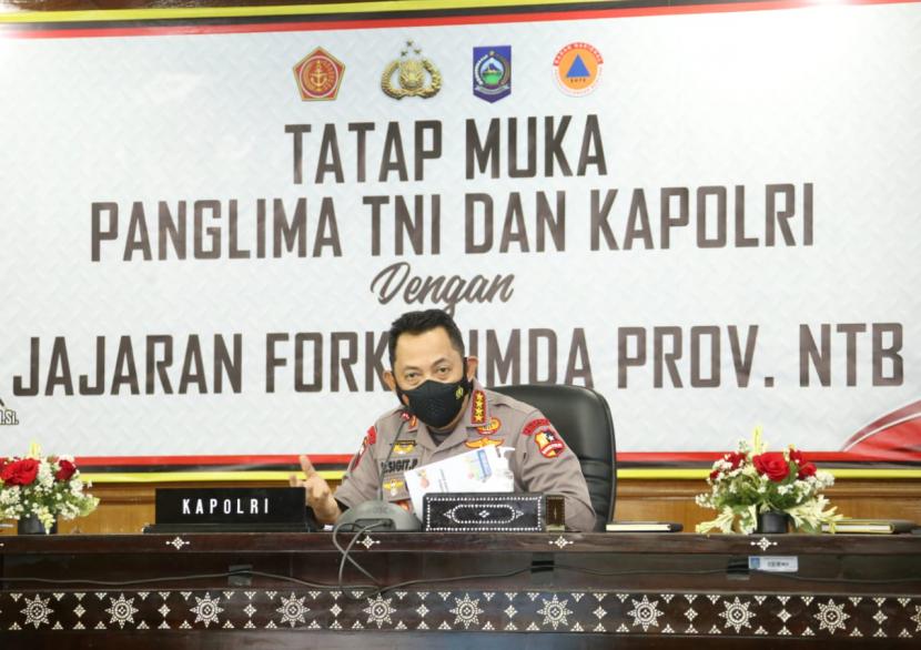 Panglima TNI Marsekal Hadi Tjahjanto bersama Kapolri Jenderal Listyo Sigit Prabowo melakukan kunjungan kerja ke Provinsi Nusa Tenggara Barat (NTB) dalam rangka meninjau vaksinasi sekaligus mensupervisi penanganan dan pengendalian pandemi Covid-19.