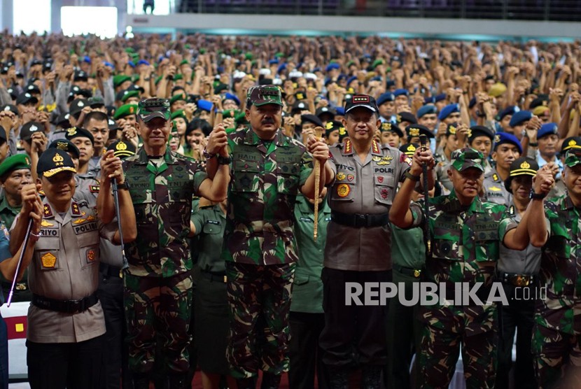 Panglima TNI Marsekal Hadi Tjahjanto bersama Kapolri Jenderal Tito Karnavian.
