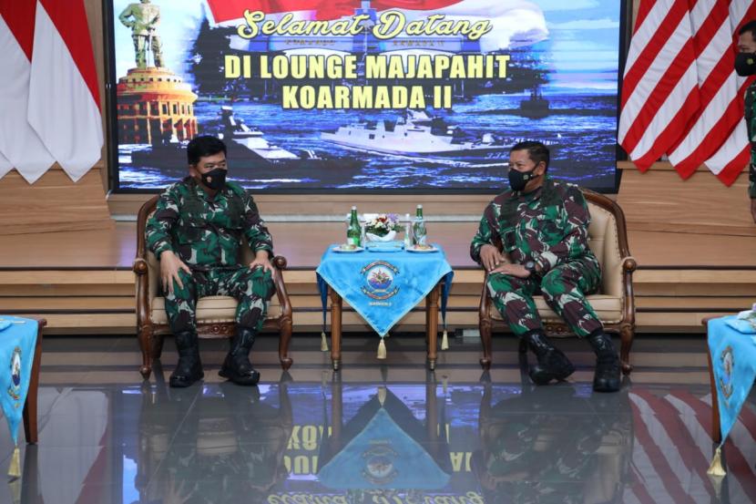 Panglima TNI Marsekal Hadi Tjahjanto bersama KSAL Laksamana Yudo Margono di Markas Koarmada II, Kota Surabaya, Rabu (10/11).