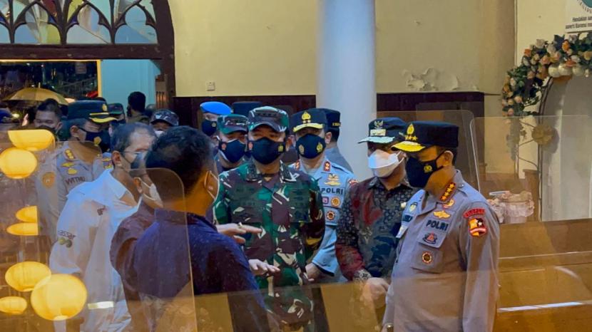 Kapolri Jenderal Listyo Sigit Prabowo (kiri) dan Panglima TNI Marsekal Hadi Tjahjanto ketika meninjau lokasi bom di Makassar, Sulawesi Selatan.