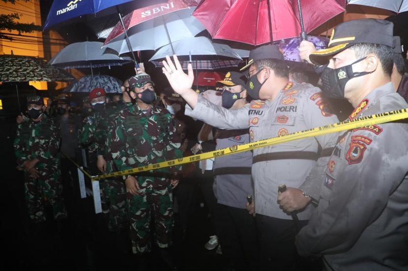 Kapolri, Jenderal Listyo Sigit Prabowo tinjau lokasi bom Makassar, Sulawesi Selatan, Ahad (28/3) malam.
