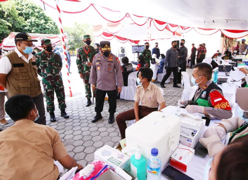 Panglima TNI Marsekal Hadi Tjahjanto dan Kapolri Jenderal Listyo Sigit Prabowo meninjau pelaksanaan vaksinasi massal serentak di Provinsi Nusa Tenggara Barat (NTB), Jumat (10/9). 