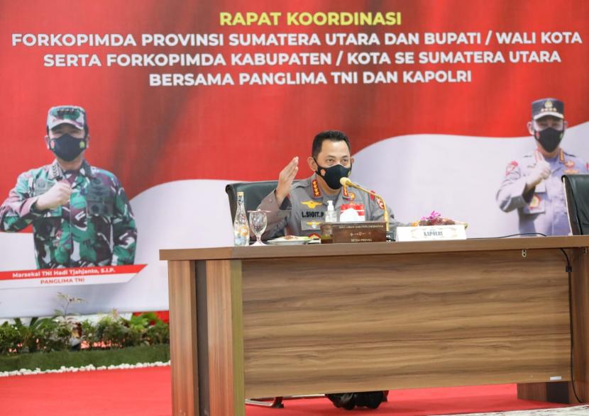 Panglima TNI Marsekal Hadi Tjahjanto dan Kapolri Jenderal Listyo Sigit Prabowo memimpin rapat pengarahan kesiapan Natal 2021 dan Tahun Baru 2022 bersama dengan Forum Komunikasi Pimpinan Daerah (Forkopimda), Sumatera Utara (Sumut), Rabu (3/11/2021).
