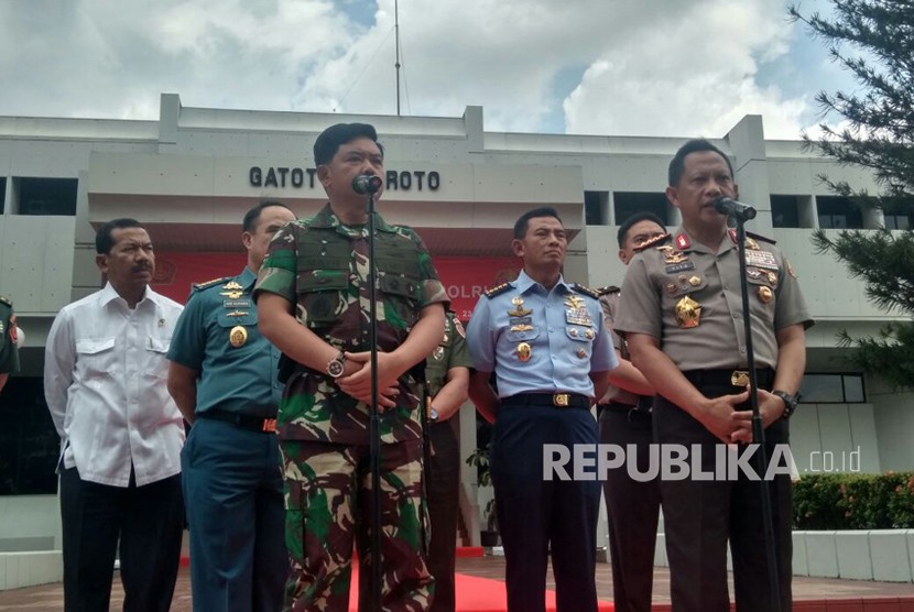 Panglima TNI Marsekal Hadi Tjahjanto dan Kapolri Jenderal Polisi Muhammad Tito Karnavian saat memberikan konferensi pers terkait Rapat Pimpinan di Gedung Gatot Soebroto, Markas Besar TNI, Cilangkap, Jakarta Timur. Selasa (23/1). 