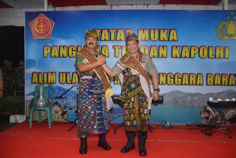 Panglima TNI Marsekal Hadi Tjahjanto dan Kapolri Jenderal Tito Karnavian mendapatkan gelar adat dari NTB.