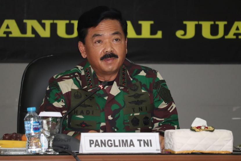 Panglima TNI Marsekal Hadi Tjahjanto di ruang rapat Perwira Lanudal Juanda, Kota Surabaya, Jumat (19/6).