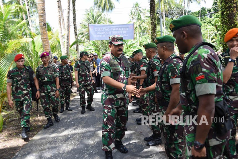 Panglima TNI Marsekal  Hadi Tjahjanto didampingi Kasad Jenderal TNI Mulyono, Ketua Komisi I DPR-RI Dr. Abdul Kharis Alamsyahri, dan Asops Kapolri Irjen Pol. Drs. Deden Juhara mewakili Kapolri mengunjungi pos-pos perbatasan di pulau terdepan wilayah Indonesia, diantaranya Pos Angkatan Darat (Posad), Pos Angkatan Laut (Posal), Pos Komando Rayon Militer (Koramil) dan Polisi Sektor (Polsek) di Pulau Miangas, Sulawesi Utara.