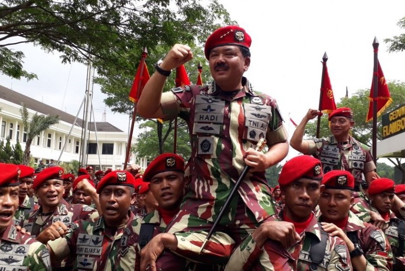 Panglima TNI Marsekal Hadi Tjahjanto dipanggul dan diarak oleh pasukannya saat menuju kendaraannya di Mako Kopassus, Cijantung, Jakarta Timur, Senin (18/12). 