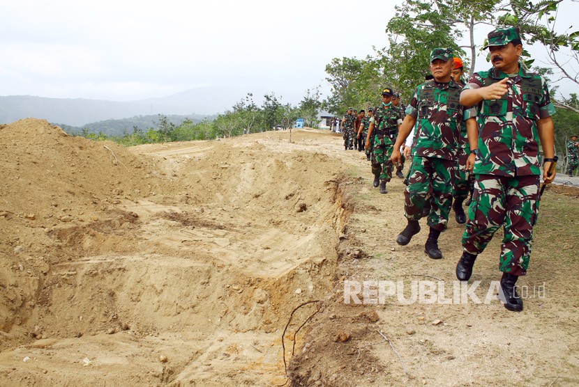 Panglima TNI Marsekal Hadi Tjahjanto (kanan) mengunjungi pekuburan massal pascagempa Tsunami disertai likuifaksi di Poboya, Kecamatan Mantikulore, Palu, Sulawesi Tengah, Jumat (19/10). 