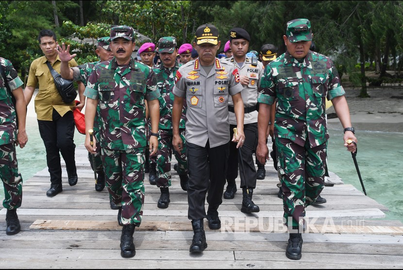 Panglima TNI Marsekal Hadi Tjahjanto (kiri) berjalan bersama Kapolri Jenderal Pol Idham Azis (tengah) 