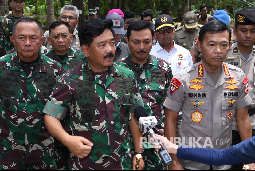 Panglima TNI Marsekal Hadi Tjahjanto (kiri) berjalan bersama Kapolri Jenderal Pol Idham Azis (kanan) saat meninjau Pulau Sebaru Kecil di Kepulauan Seribu, Jakarta, Kamis (27/2/2020).