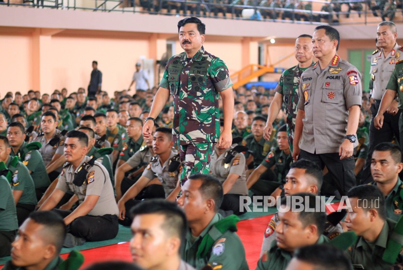 [Ilustrasi] Panglima TNI, Marsekal Hadi Tjahjanto (kiri) bersama Kapolri, Jenderal Pol Tito Karnavian (kedua kanan) memasuki ruangan saat akan memberikan arahan kepada prajurit TNI dan Polri di Gedung Serba Guna Stadion Hadi Murthala, Banda Aceh.