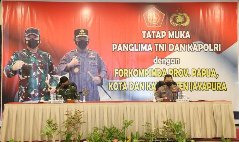 Panglima TNI Marsekal Hadi Tjahjanto (kiri) dan Kapolri Jenderal Listyo Sigit Prabowo memimpin rapat bersama Forum Komunikasi Pimpinan Daerah (Forkopimda) Jayapura, Papua, Kamis (26/8)