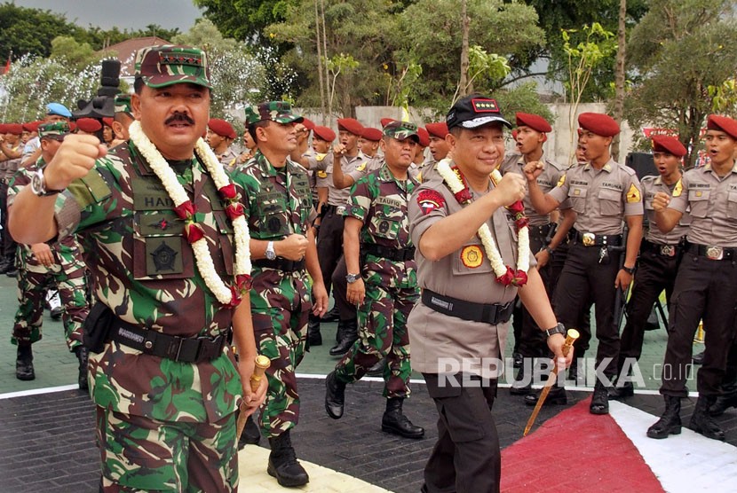 TNI Commander Marshal Hadi Tjahjanto (front, left) and National Police Chief General Tito Karnavian. 