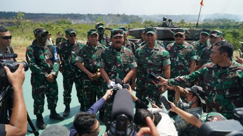 Panglima TNI Marsekal Hadi Tjahjanto, KSAD Jenderal Andika Perkasa, dan Letjen Besar Harto Karyawan. 