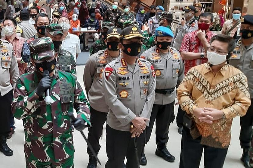 Panglima TNI, Marsekal Hadi Tjahjanto  melaksanakan kunjungan kerja, guna memantau pelaksanaan protokol kesehatan di sejumlah tempat Kota Semarang, Jawa Tengah, bersama Kapolri, Jenderal Polisi Idham Aziz, Sabtu (20/6).