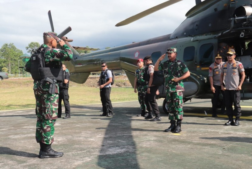 Panglima TNI Marsekal Hadi Tjahjanto melakukan kunjungan kerja ke Provinsi Papua. Panglima TNI tiba di Lanud Silas Papare, Sentani, Jayapura, Rabu (27/11/2019).