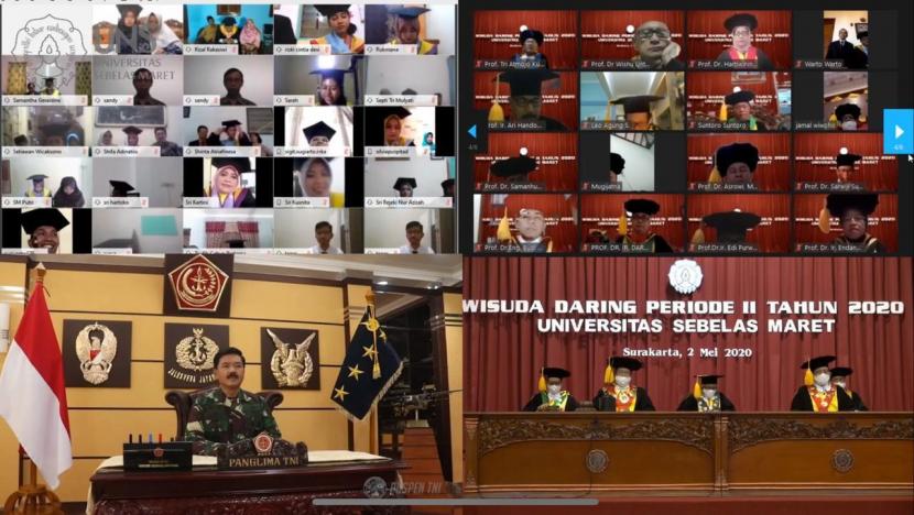 Panglima TNI Marsekal Hadi Tjahjanto memberi orasi ilmiah secara daring dalam wisuda Universitas Sebelas Maret (UNS) Surakarta, Sabtu (2/5), 