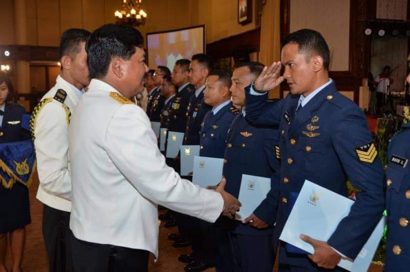 Panglima TNI Marsekal Hadi Tjahjanto memberi penghargaan Serka BDS.