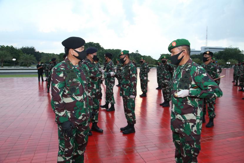Panglima TNI Marsekal Hadi Tjahjanto memberi selamat kepada 79 pati TNI yang mendapat kenaikan pangkat di Mabes TNI Cilangkap, Rabu (20/5). 