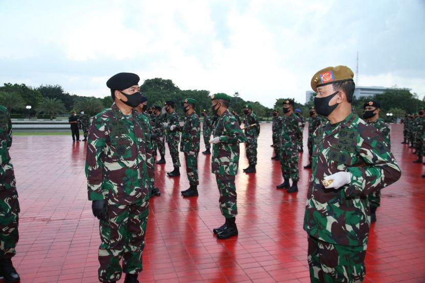 Panglima TNI Marsekal Hadi Tjahjanto memberi selamat pati TNI yang mendapat kenaikan pangkat di Mabes TNI Cilangkap, Rabu (20/5).